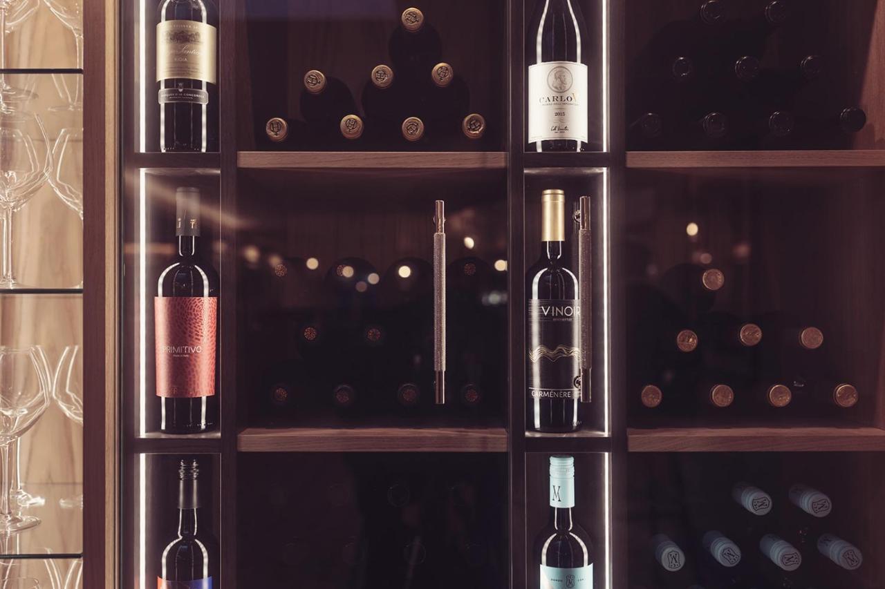 קרנפורת' Longlands Inn & Cottages מראה חיצוני תמונה Wine bottles in a wine rack