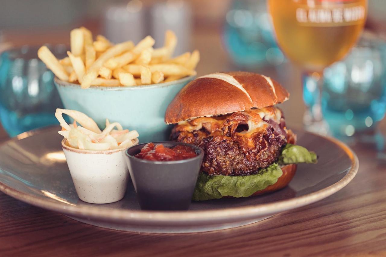 קרנפורת' Longlands Inn & Cottages מראה חיצוני תמונה A burger at the restaurant