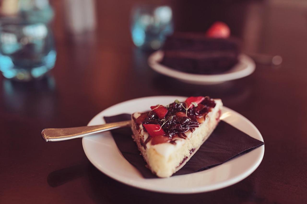 קרנפורת' Longlands Inn & Cottages מראה חיצוני תמונה A slice of strawberry shortcake