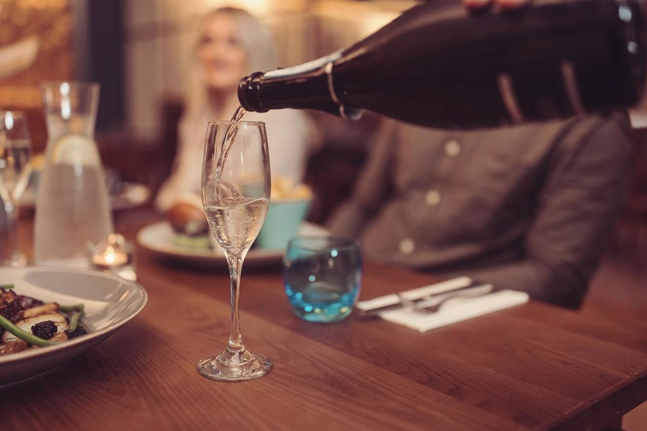 קרנפורת' Longlands Inn & Cottages מראה חיצוני תמונה Champagne being poured