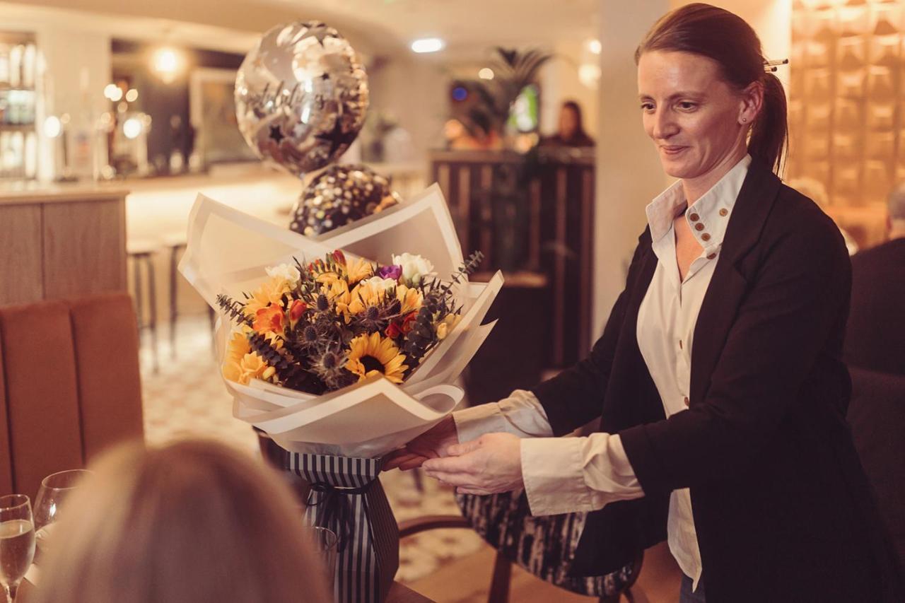 קרנפורת' Longlands Inn & Cottages מראה חיצוני תמונה A concierge at work