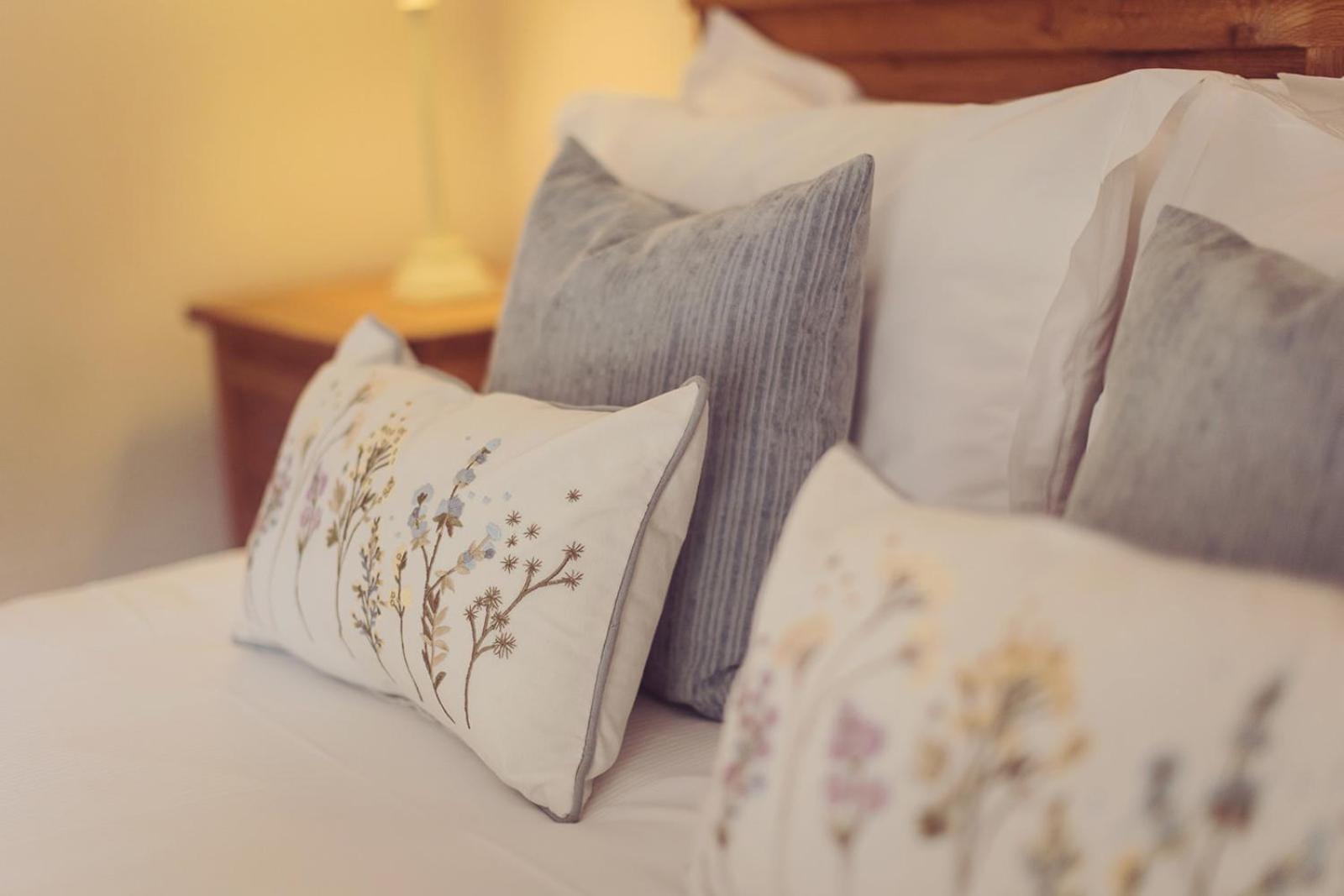 קרנפורת' Longlands Inn & Cottages מראה חיצוני תמונה Pillows on a bed