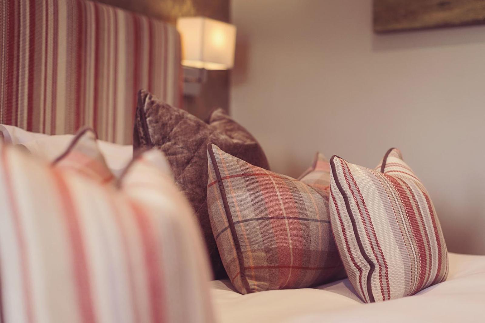 קרנפורת' Longlands Inn & Cottages מראה חיצוני תמונה Cushions on a bed