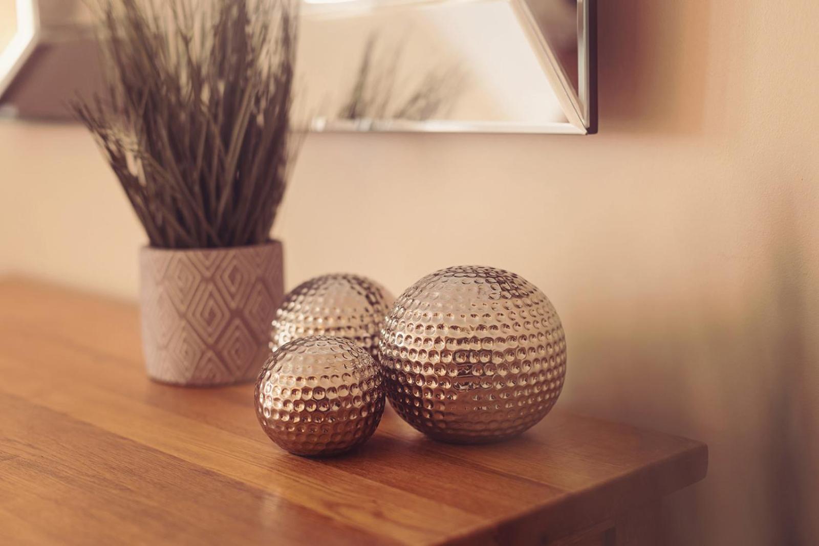 קרנפורת' Longlands Inn & Cottages מראה חיצוני תמונה Orbs on a table