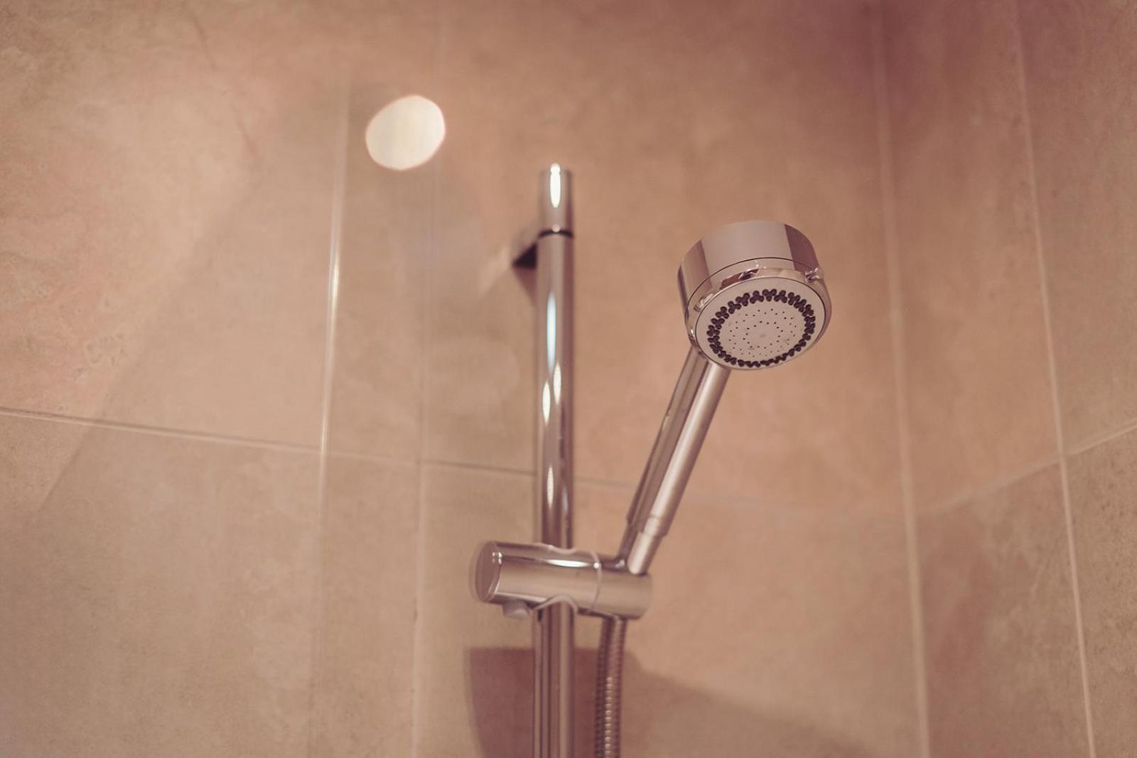 קרנפורת' Longlands Inn & Cottages מראה חיצוני תמונה A shower head