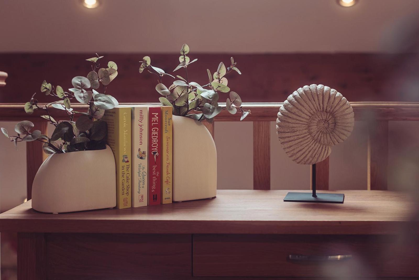 קרנפורת' Longlands Inn & Cottages מראה חיצוני תמונה A 3D rendering of a bookshelf