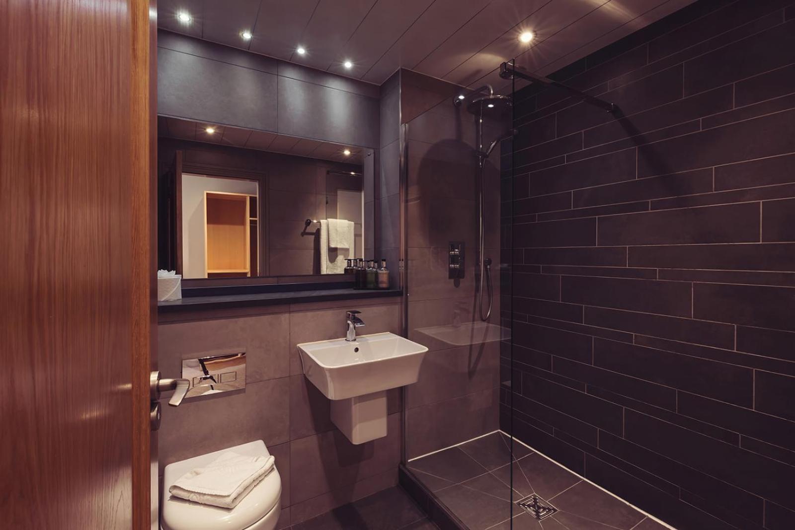 קרנפורת' Longlands Inn & Cottages מראה חיצוני תמונה A wet room