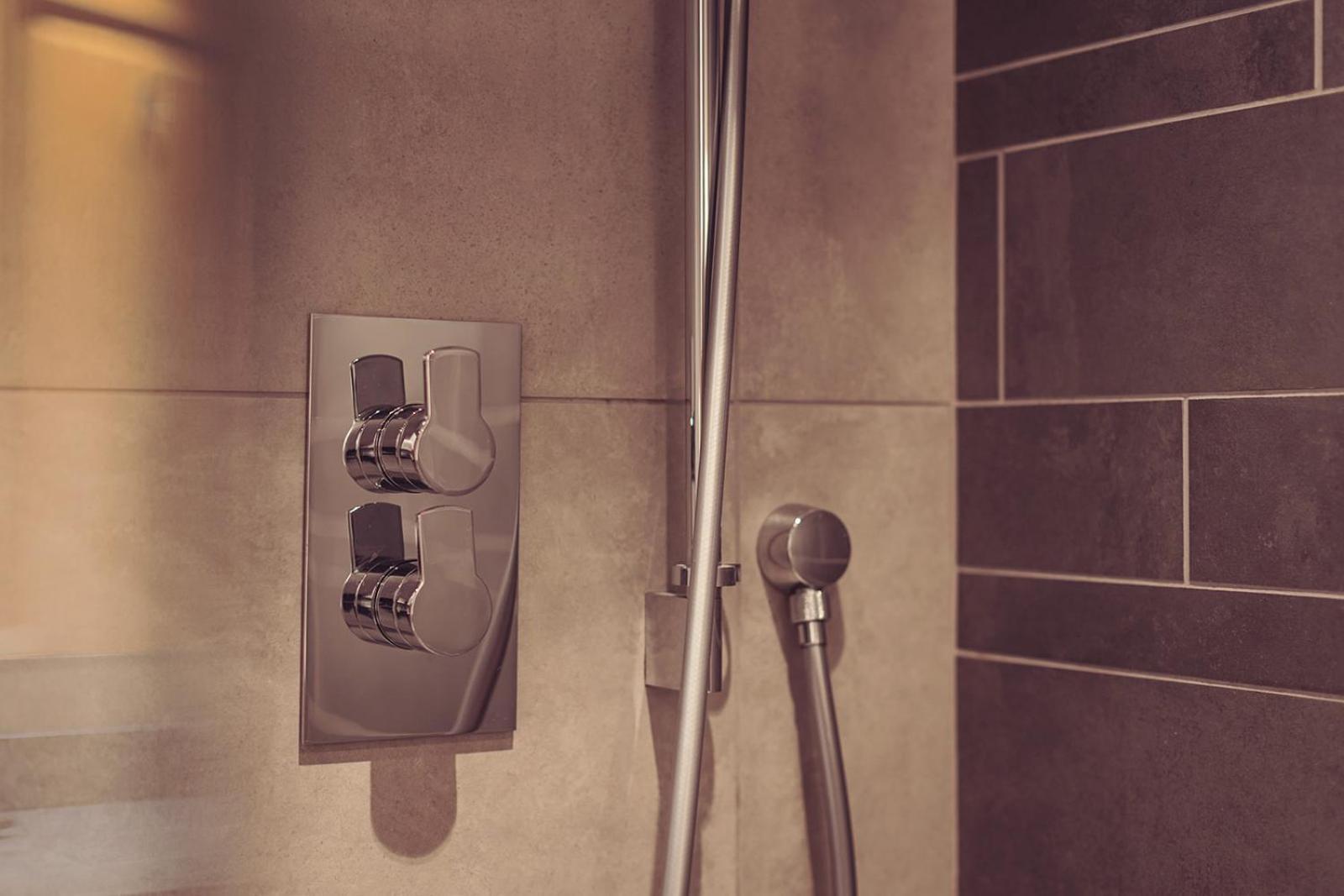 קרנפורת' Longlands Inn & Cottages מראה חיצוני תמונה A shower