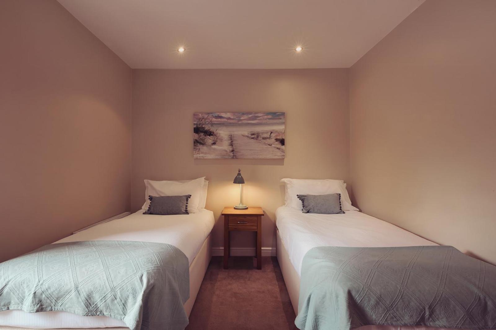 קרנפורת' Longlands Inn & Cottages מראה חיצוני תמונה A twin bedroom