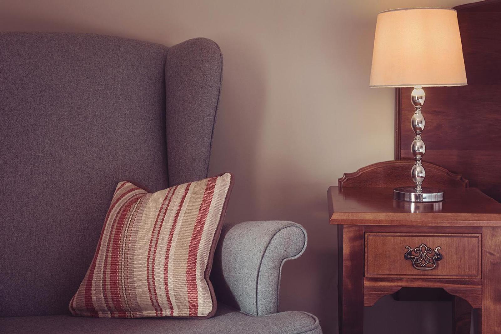 קרנפורת' Longlands Inn & Cottages מראה חיצוני תמונה A throw pillow on a sofa