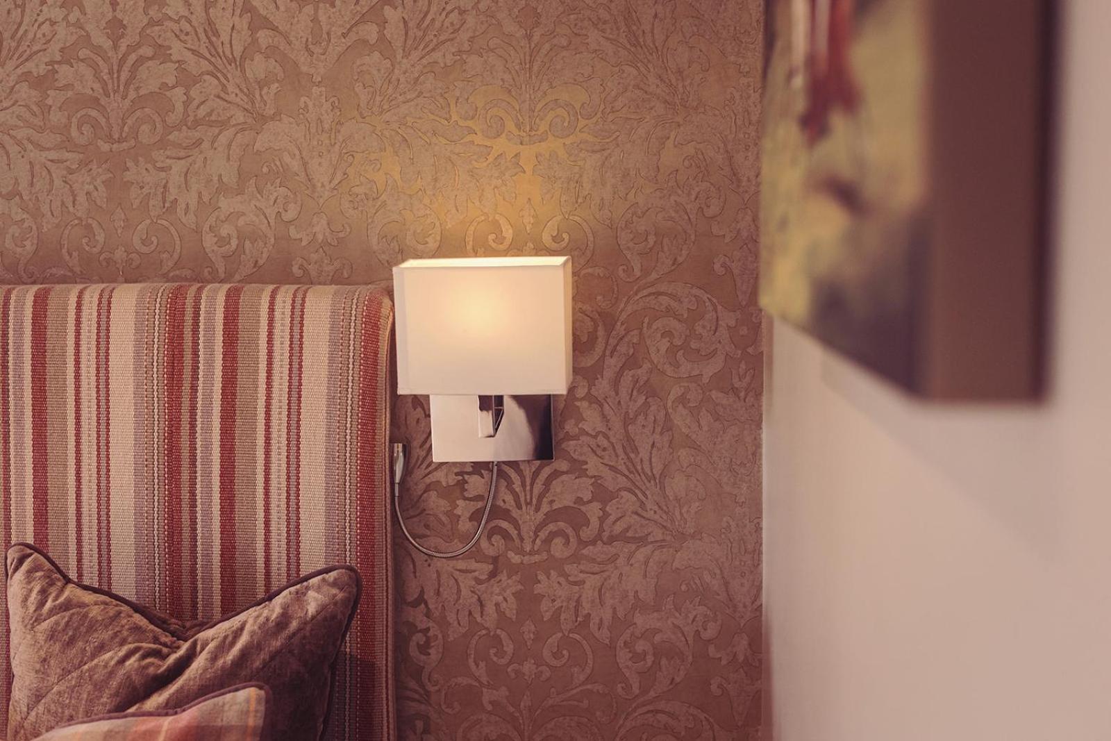 קרנפורת' Longlands Inn & Cottages מראה חיצוני תמונה A wall light