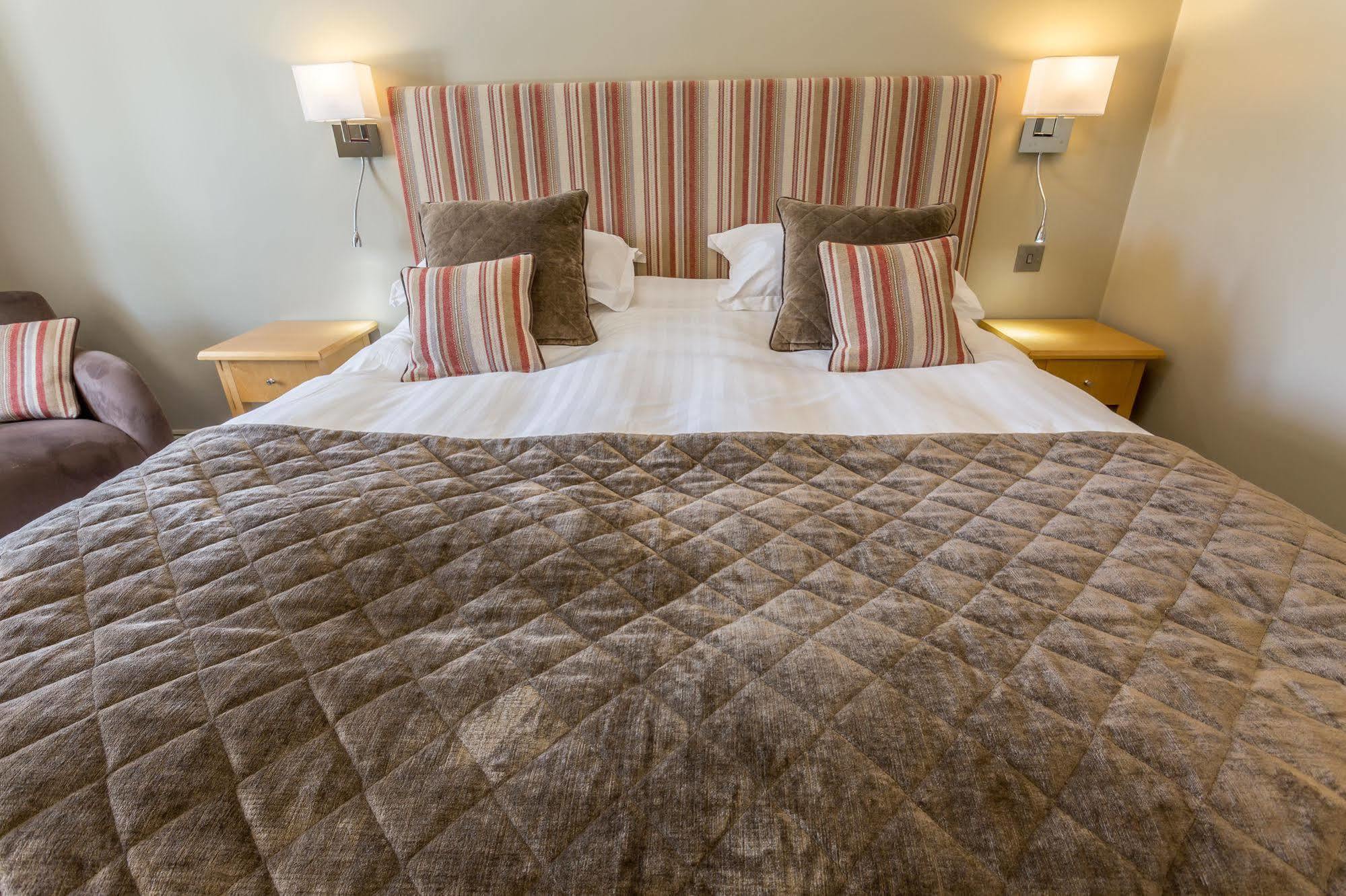 קרנפורת' Longlands Inn & Cottages מראה חיצוני תמונה A bed with a duvet